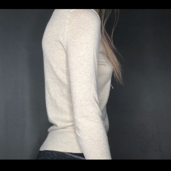 🥞NEW: V-NECK CREAM AND GOLD LONG-SLEEVE TOP🥞 - Picture 4 of 4